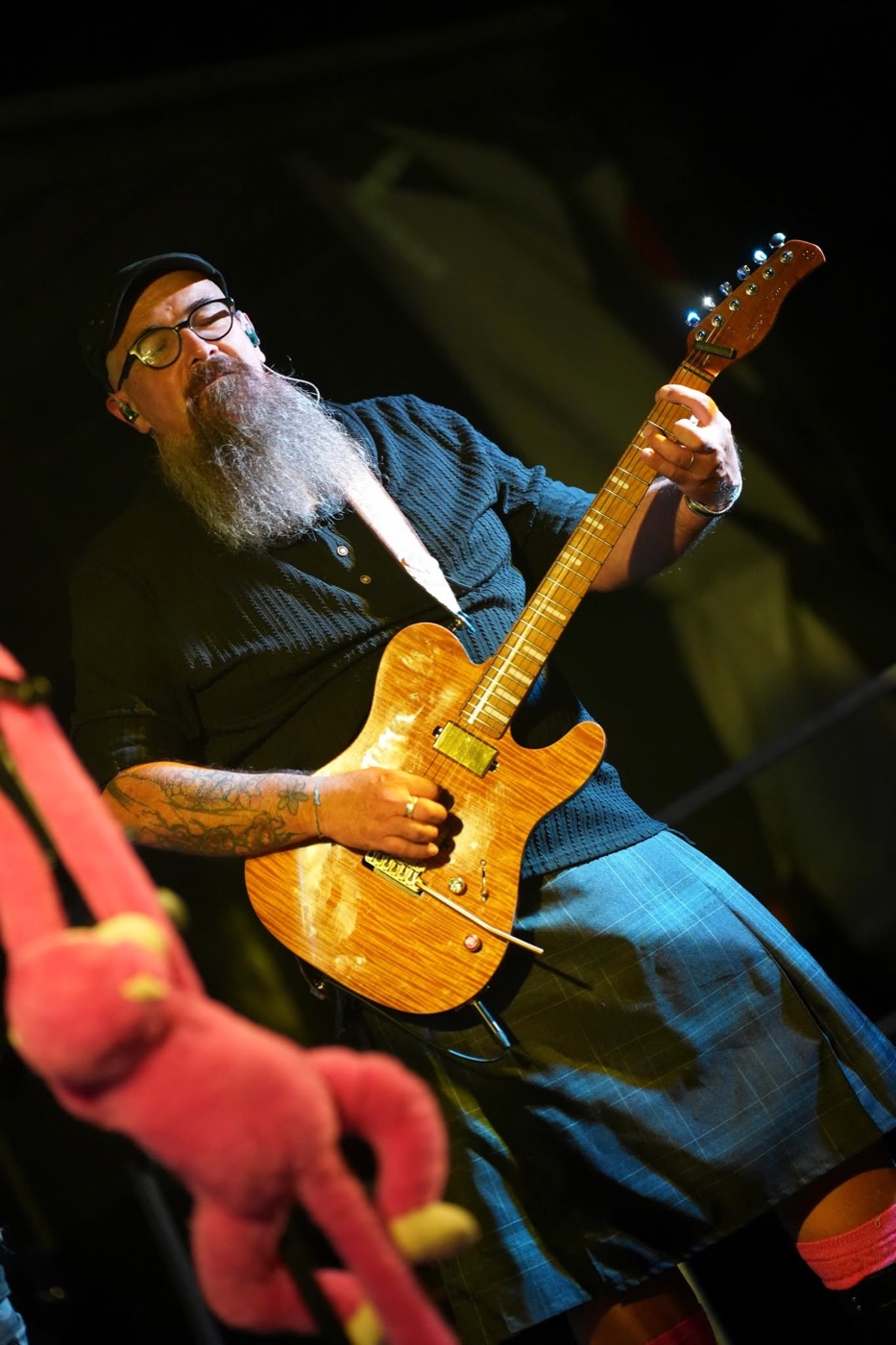 Guitariste de PINK GORILLA incliné en arrière pendant un solo sur scène.