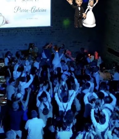 Invités dansant et levant les bras pendant une soirée de mariage animée par DJ Fabio.