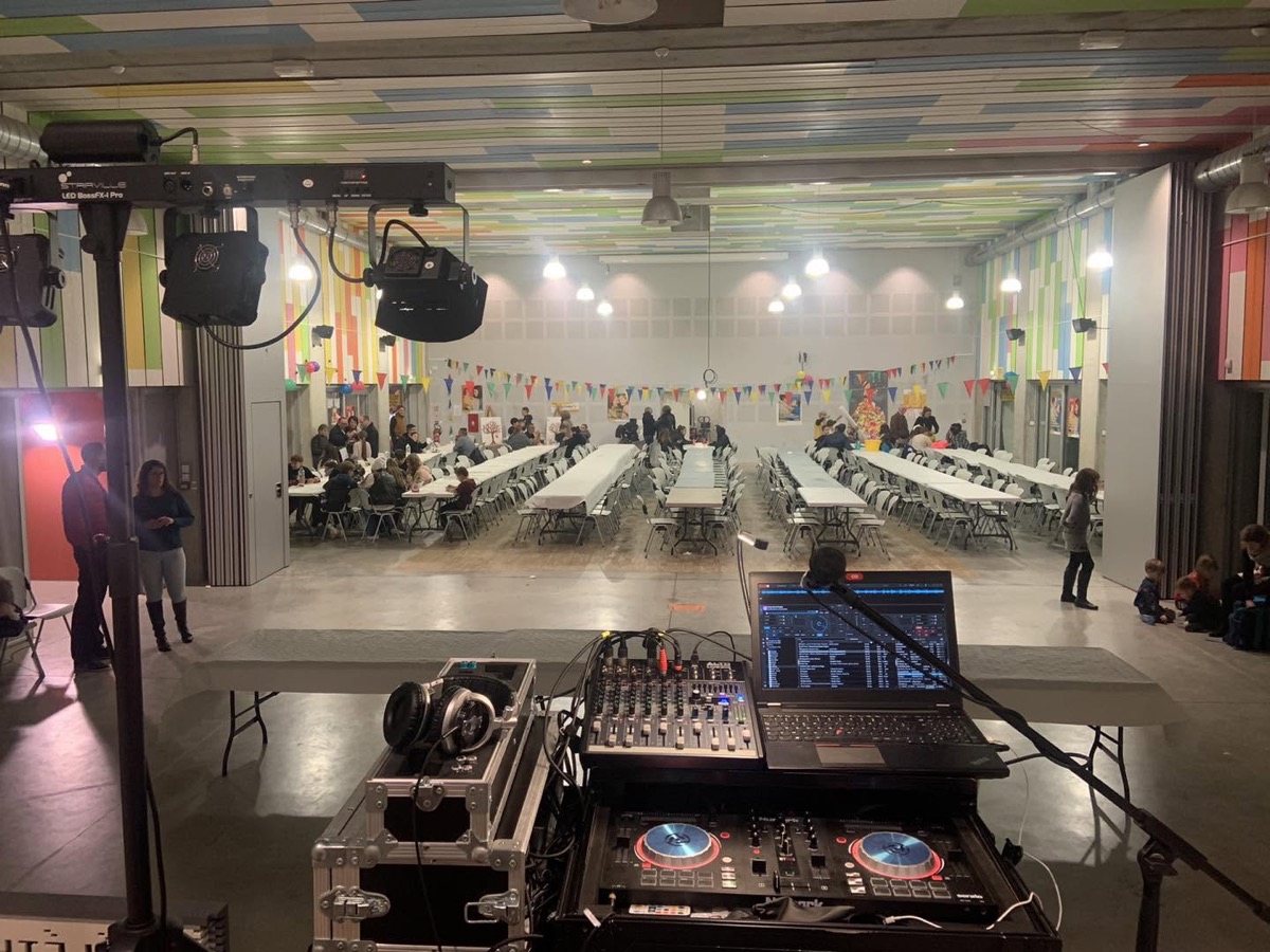 Régie DJ, éclairages et grande salle préparée pour une soirée au profit du Téléthon.