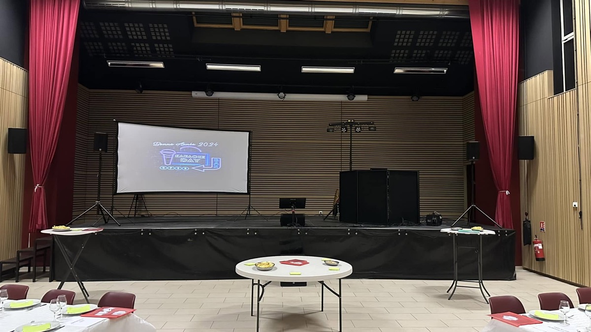 Écran et installation sonore sur une scène à Pionsat pour une soirée karaoké et DJ.