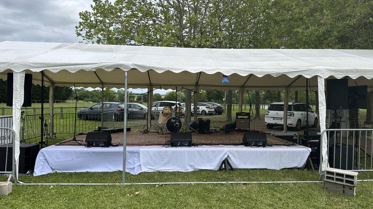 Scène couverte équipée de micros, retours et enceintes au Festival des 2 Rivières à Saint-Laure.